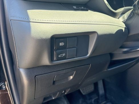 Used 2021 Toyota Highlander XLE AWD/4WD image 19