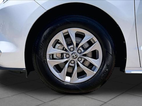 Used 2022 Toyota Sienna XLE FWD image 11