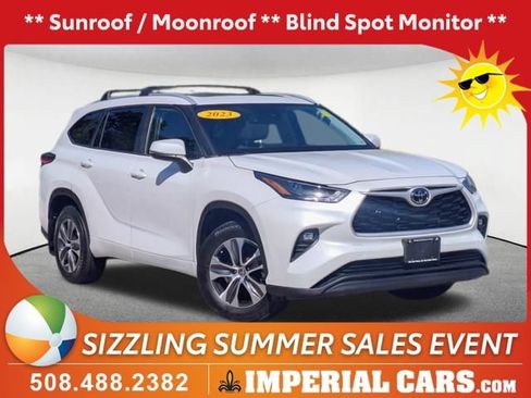 Used 2023 Toyota Highlander XLE AWD/4WD image 1