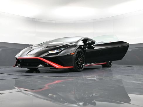 Used 2024 Lamborghini Huracan STO RWD image 38