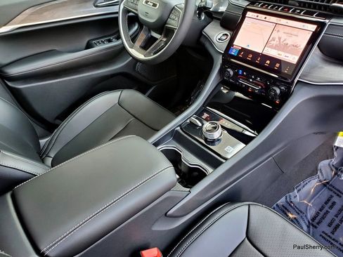 New 2025 Jeep Grand Cherokee Limited w/ Luxury Tech Group II image 36