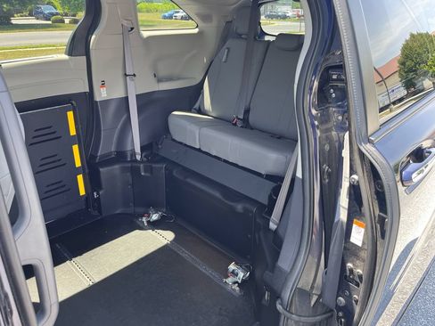 Used 2021 Toyota Sienna XLE w/ XLE Plus Package FWD image 11