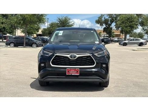 Certified 2025 Toyota Highlander LE FWD image 2