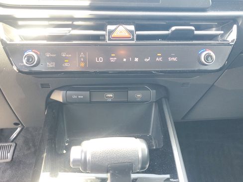 Used 2024 Kia Niro LX FWD image 30
