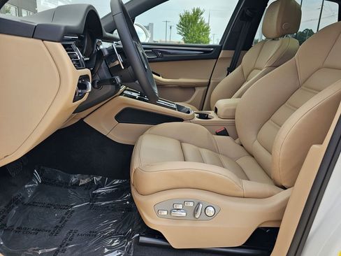 Used 2025 Porsche Macan AWD/4WD image 22