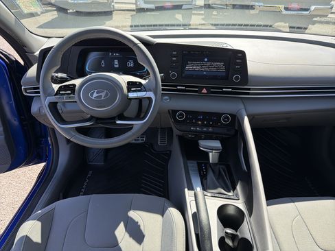 Used 2025 Hyundai Elantra Sport FWD image 12