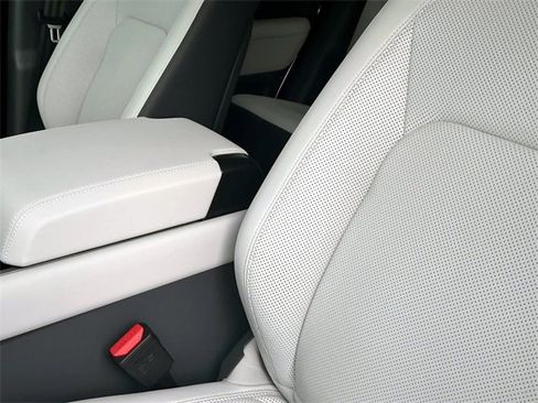 New 2025 Land Rover Defender 110 V8 image 18