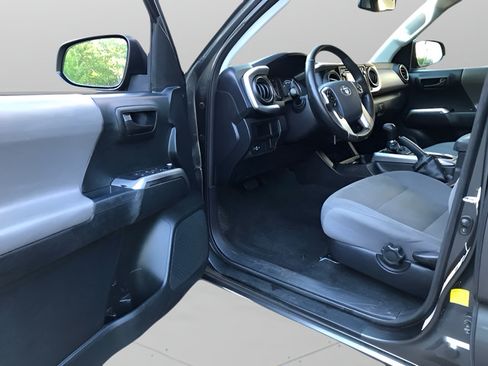 Used 2016 Toyota Tacoma SR5 w/ SR5 Appearance Package (SN) AWD/4WD image 9