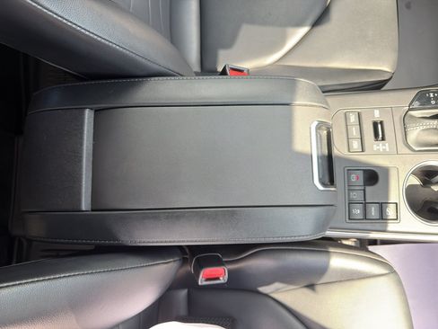 Used 2023 Toyota Highlander XLE AWD/4WD image 24