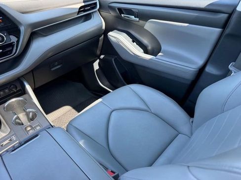 Used 2021 Toyota Highlander XLE AWD/4WD image 21