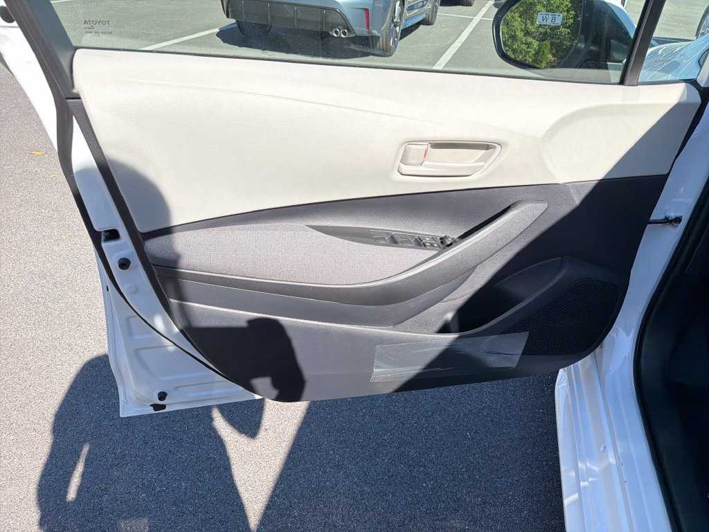 Used 2027 Toyota Corolla LE FWD image 11