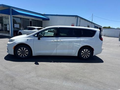 Used 2024 Chrysler Pacifica Limited FWD image 5