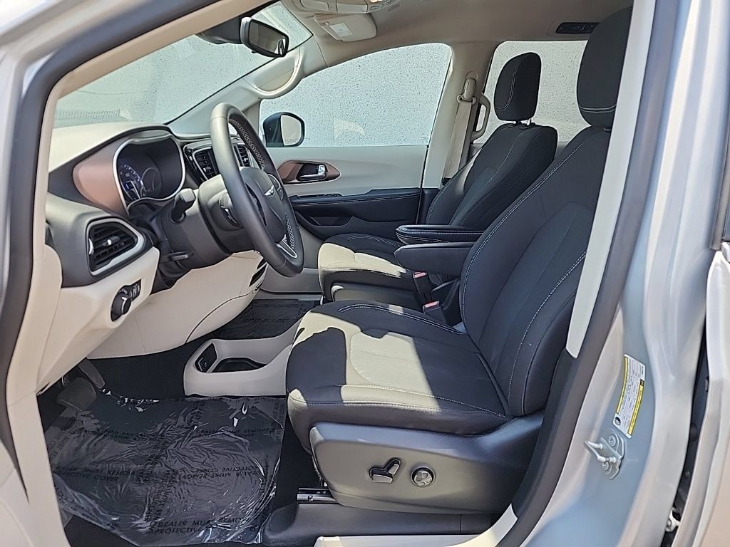 Used 2023 Chrysler Voyager LX FWD image 8
