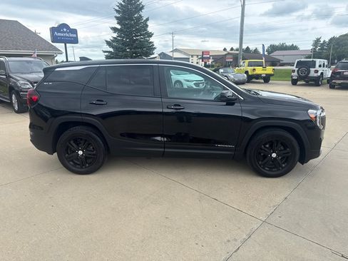 Used 2024 GMC Terrain SLE FWD image 2