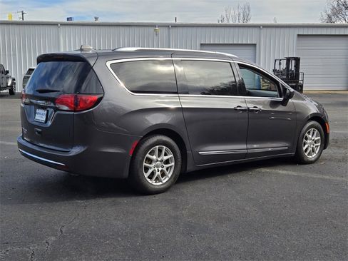 Used 2020 Chrysler Pacifica Touring-L image 3