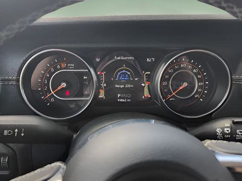 Used 2018 Jeep Wrangler Unlimited Sahara AWD/4WD image 12
