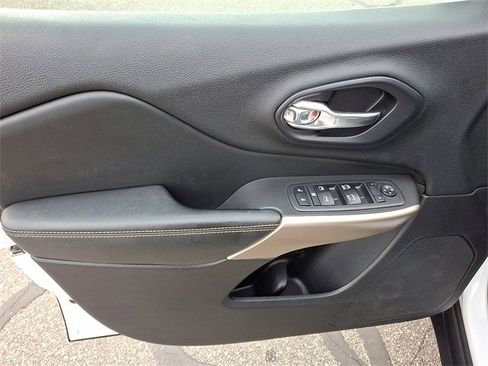 Used 2018 Jeep Cherokee Limited image 9