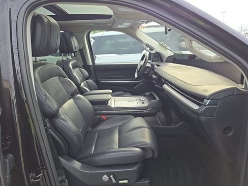 Used 2025 Lincoln Navigator L Reserve AWD/4WD image 9