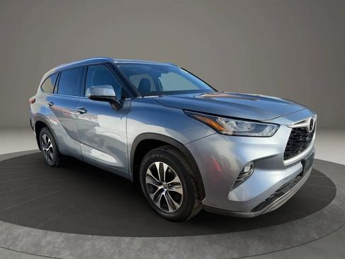 Used 2020 Toyota Highlander XLE image 2