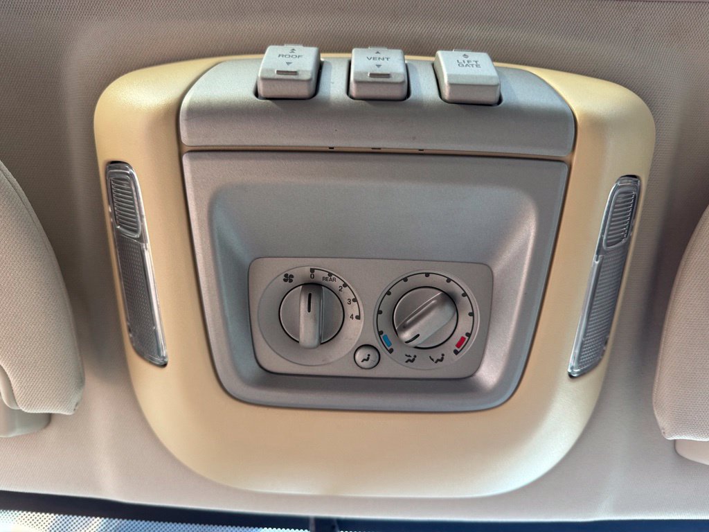 Used 2005 Lincoln Navigator Ultimate AWD/4WD image 32