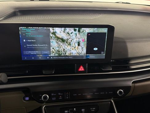 Used 2025 Kia Carnival FWD image 17