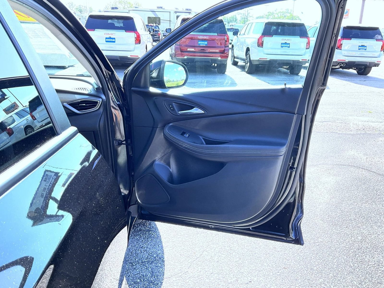 Used 2023 Buick Encore GX Select w/ Safety Package II AWD/4WD image 18