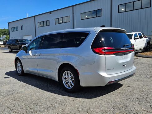 Used 2024 Chrysler Pacifica Touring-L FWD image 3