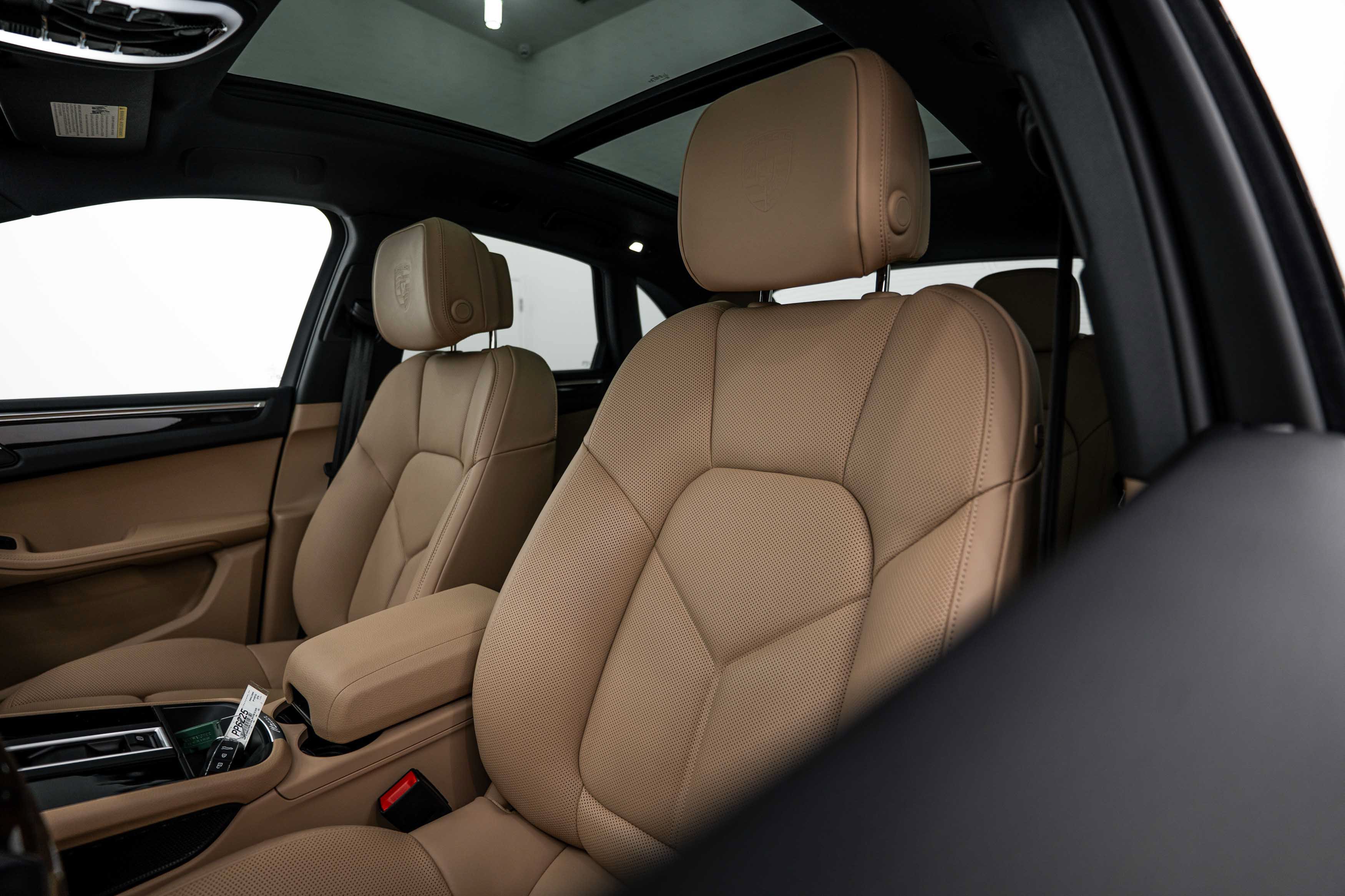 Certified 2025 Porsche Macan AWD/4WD image 19