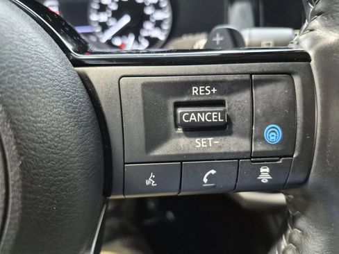Used 2025 Nissan Pathfinder SL AWD/4WD image 32