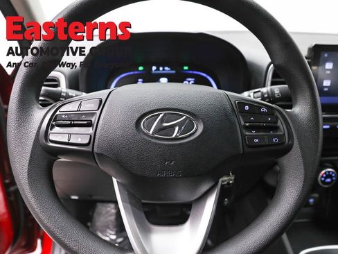 Used 2025 Hyundai Venue SE FWD image 10