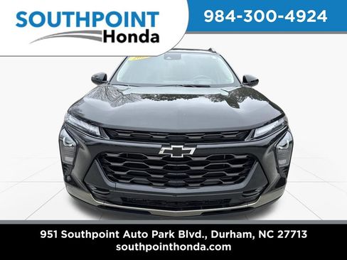 Used 2025 Chevrolet Trax ACTIV w/ Sunroof Package image 2