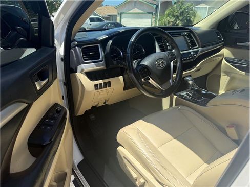 Used 2015 Toyota Highlander XLE FWD image 12