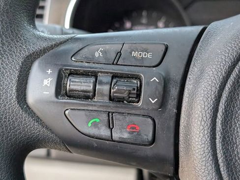 Used 2016 Kia Sedona L FWD image 18