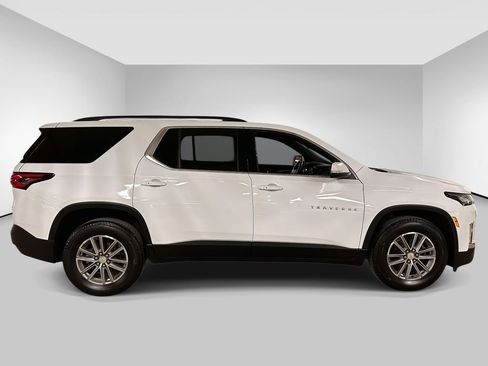 Used 2023 Chevrolet Traverse LT image 2