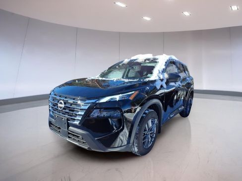 Used 2025 Nissan Rogue S image 2