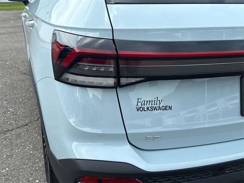 New 2025 Volkswagen Taos SE FWD image 8