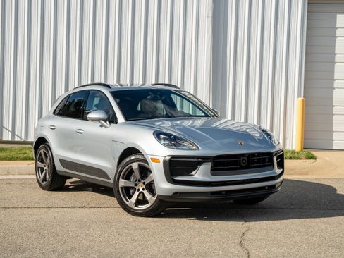 Certified 2025 Porsche Macan AWD/4WD image 9