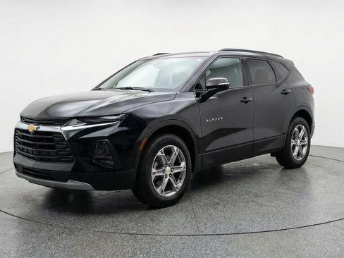 Used 2025 Chevrolet Blazer LT FWD image 3