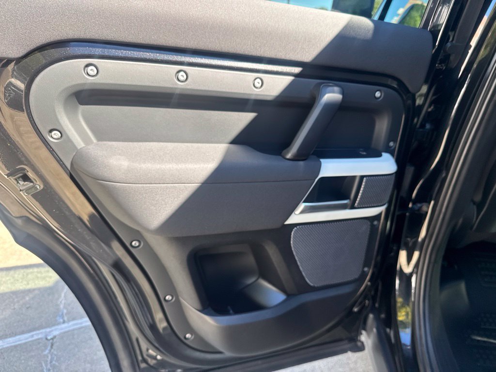 Used 2022 Land Rover Defender 110 SE AWD/4WD image 29