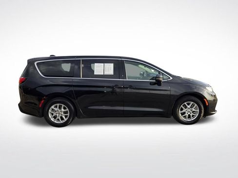 Used 2023 Chrysler Pacifica Touring-L FWD image 2