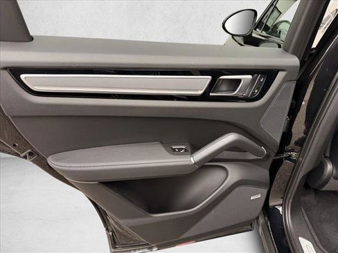 Used 2022 Porsche Cayenne S Platinum image 11