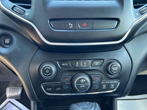 Used 2019 Jeep Cherokee Latitude Plus w/ Comfort/Convenience Group image 25