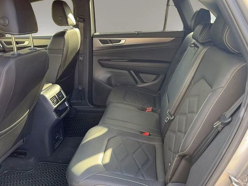 Used 2025 Volkswagen Atlas Cross Sport SE image 13