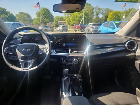 Used 2025 Chevrolet Trax ACTIV FWD image 12