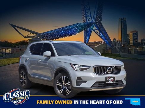 Used 2024 Volvo XC40 B5 Core AWD/4WD image 1