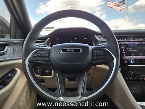 Used 2024 Jeep Grand Cherokee L Limited w/ Black Appearance Package image 11