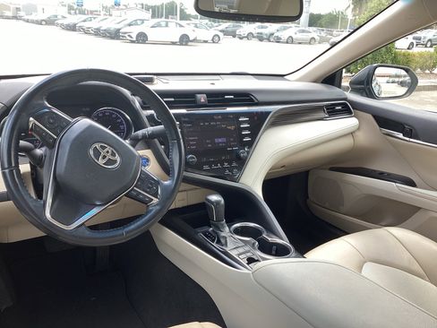 Used 2020 Toyota Camry XLE FWD image 13