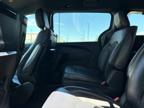 Used 2022 Chrysler Pacifica Touring-L w/ Uconnect Theater Family Group FWD image 19