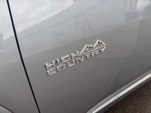 Used 2023 Chevrolet Traverse High Country image 11