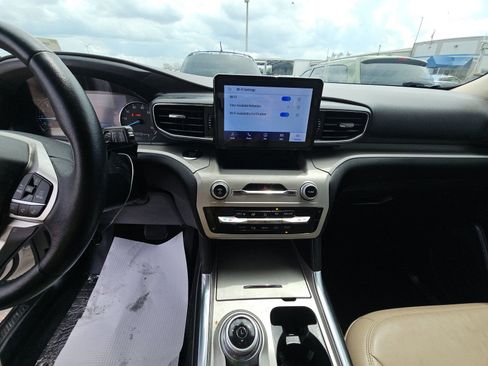 Used 2022 Ford Explorer XLT w/ Equipment Group 202A image 14